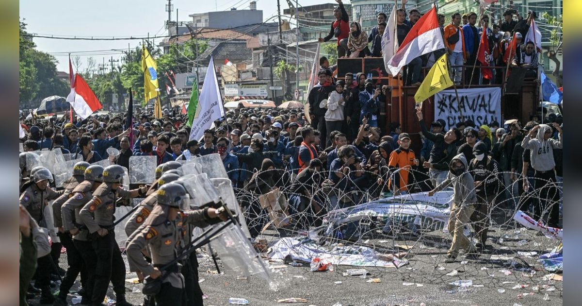 Aksi “Indonesia Gelap” Guncang Malang dan Makassar, Mahasiswa Kepung Gedung DPRD