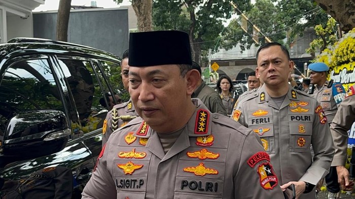 Kapolri Melayat ke Rumah Duka Komjen Pol (Purn) Syafruddin Kambo, Tokoh Reformasi Polri